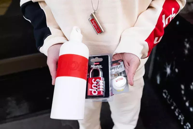 今年买 Supreme 还是 Palace ? 这是个难题