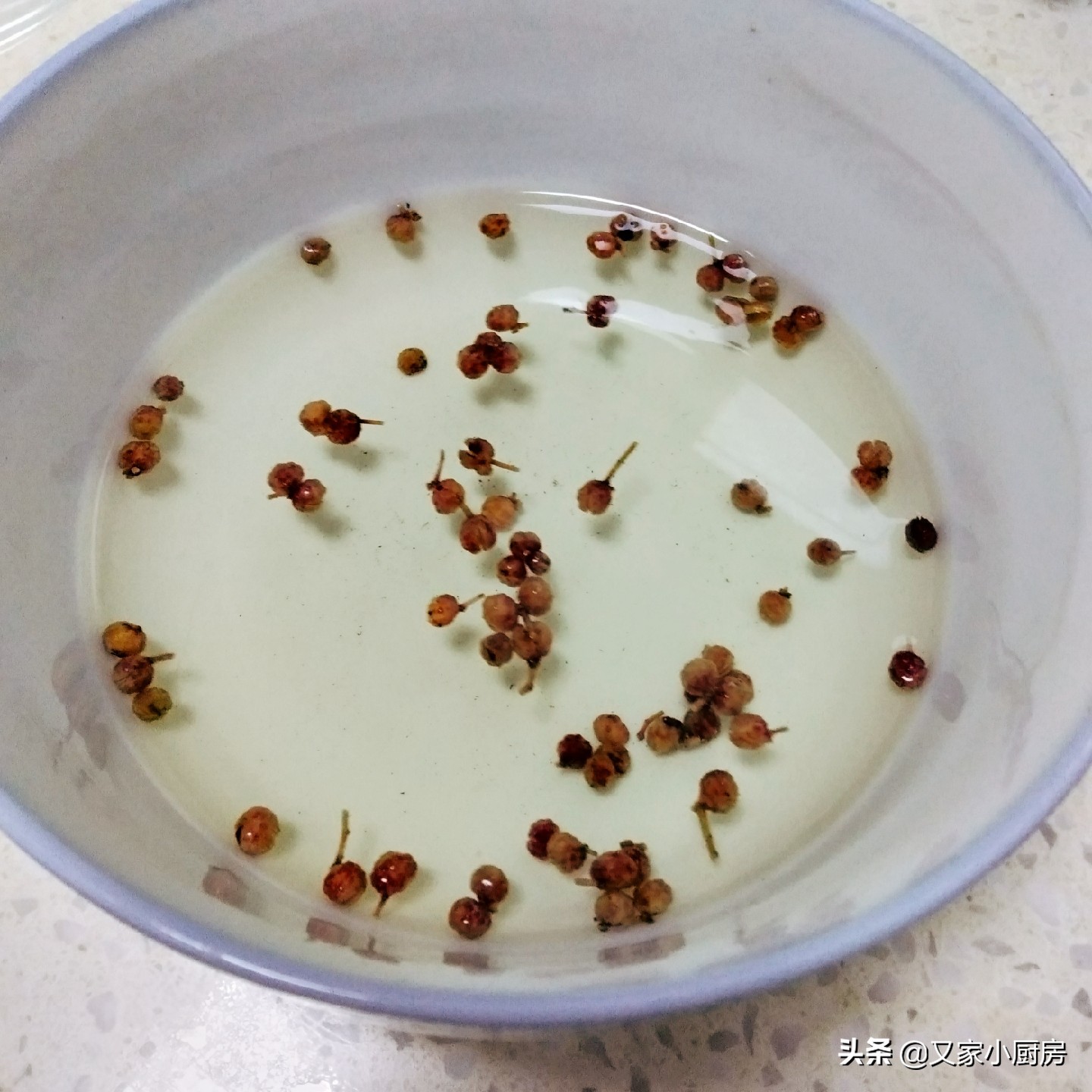 茴香馅儿的饺子好吃，做法也简单，出锅后我家孩子争着吃