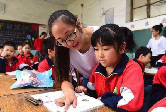 多地中小学闹“教师荒”，编制数却显示超标，网友：老师去哪了？