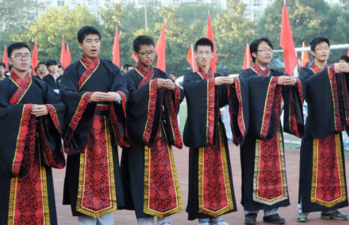 为啥“贵族学校”女生穿裙子，普通学校却是裤子？3点差距很现实