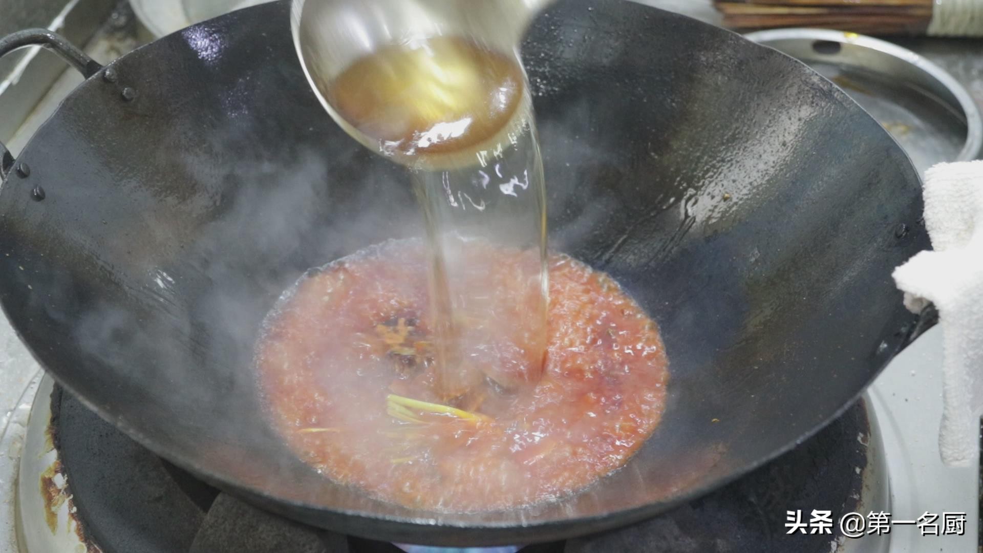 大厨教你做一道“五香熏鱼”，肉质咸香吃不够，这就是生活的味道
