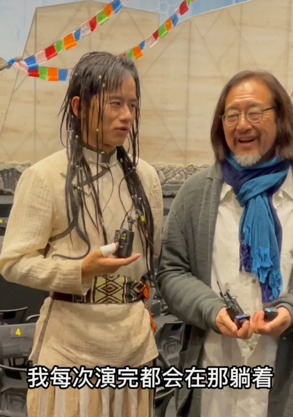 张杰自曝腰伤情况，现连鞠躬都做不到，得名导关照在后台躺着背词