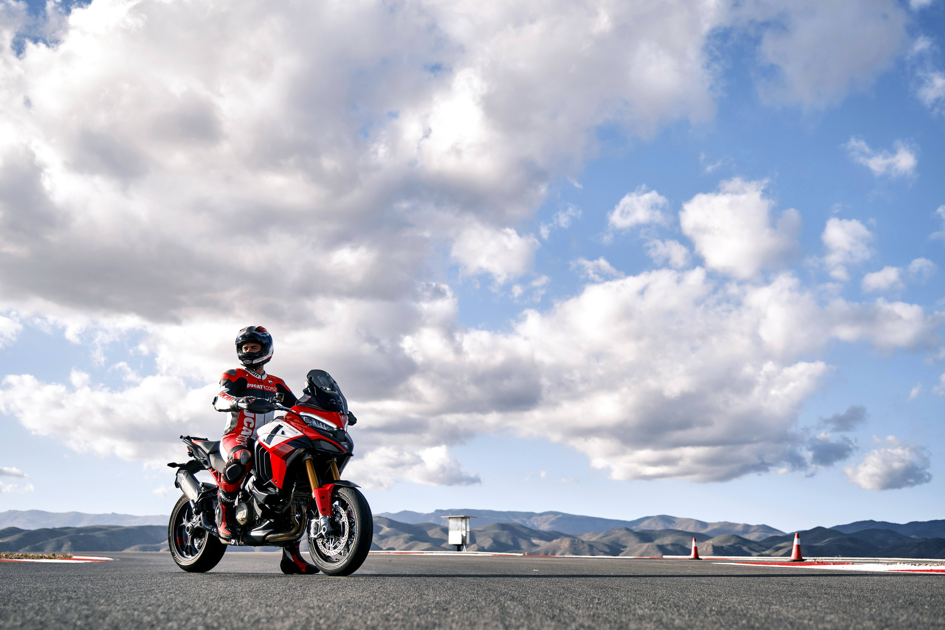 杜卡迪 2022 Multistrada V4 派克峰版 户外特写