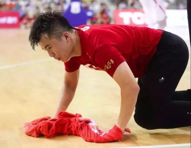 nba为什么一直擦地(“擦地哥”孟飞：擦地擦出20万年薪，他靠这手“绝活”火遍篮球界)