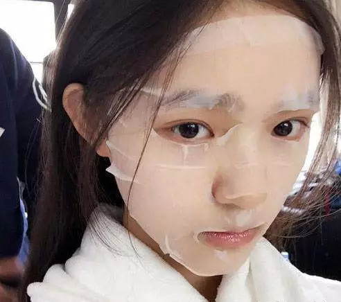 23岁林允现在太成熟了！镜头怼脸很自信，最吸睛的还是“蛋白肌”