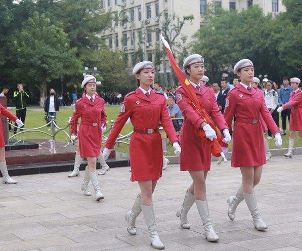 国内有所男女比例悬殊的大学，当男生提起母校名字时，都满脸羞涩