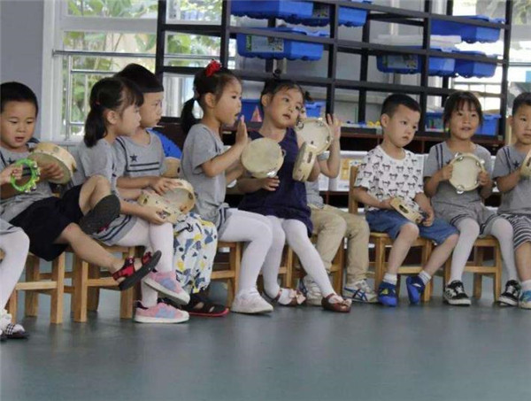 幼儿园让孩子画出“妈妈的睡姿”，脑洞大开的画面，小心回家挨打
