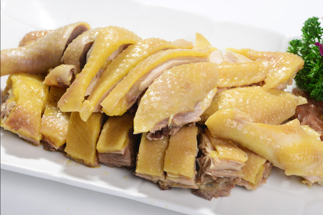 广东人教你做白切鸡，3个技巧要掌握，皮脆肉嫩，色泽金黄没腥味