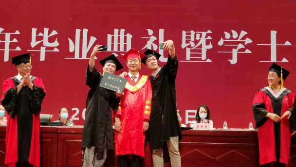 高校毕业典礼出现辣眼一幕，男生趁老师“拨穗”时，直接亲了上去