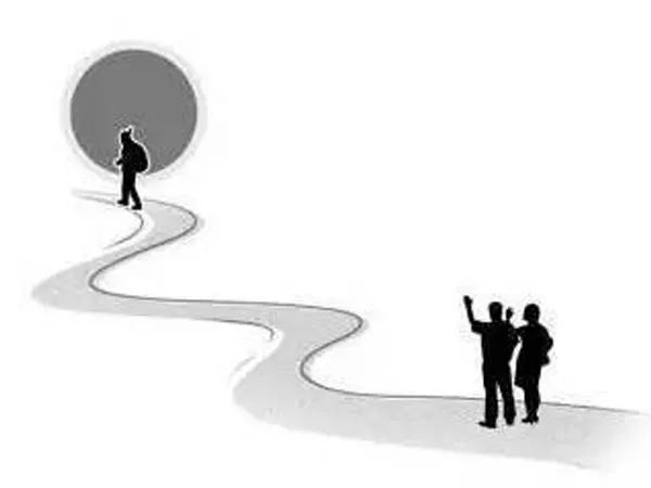 作者目送儿子华安从小学到初中再到大学的成长,到最后目送他的背影渐