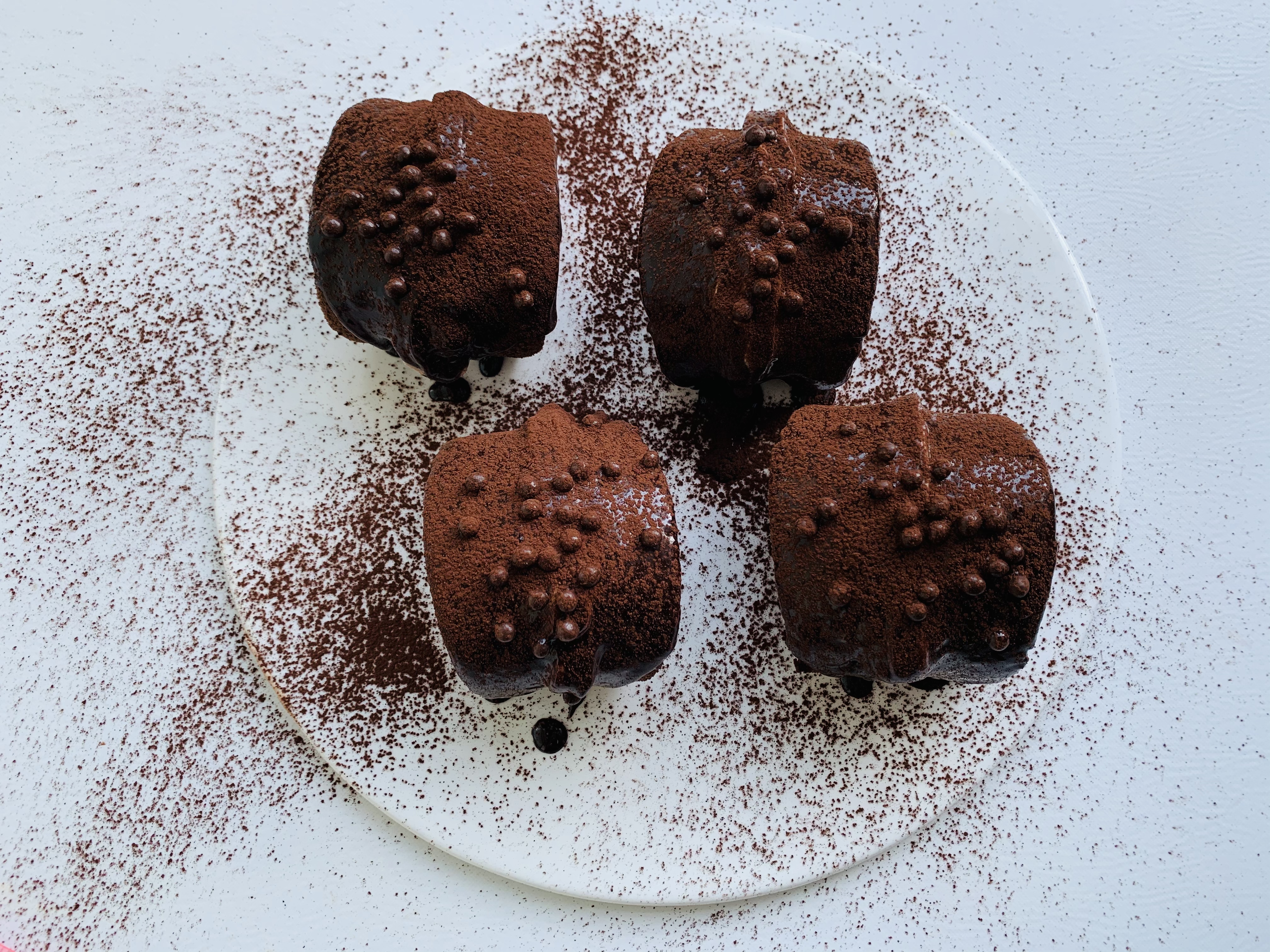 11,好啦~小海要先吃啦~10,在中间挤上淡奶油,表面沾一层巧克力,撒上