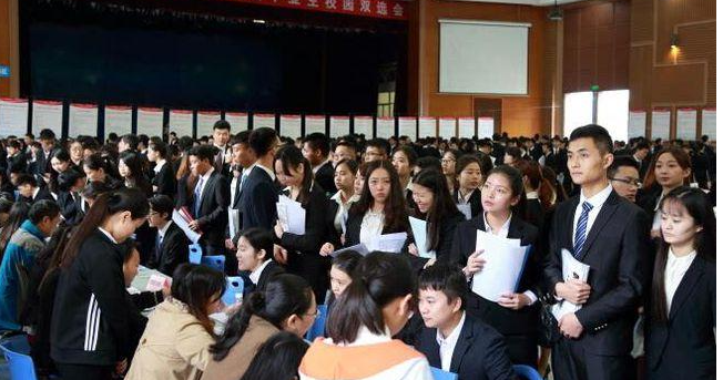 大学辅导员成“香饽饽”，但是学历要求可不低，学生表示门槛高