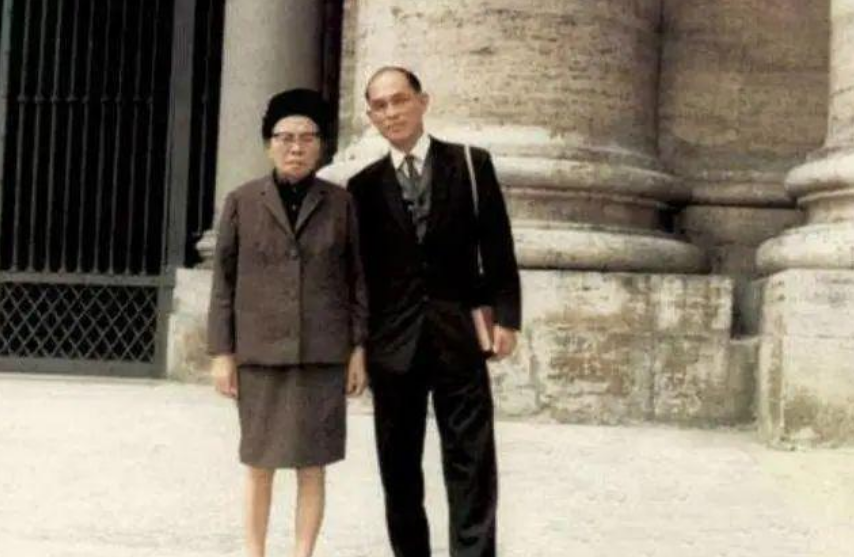 他是香港顶级富豪，为抗美援朝战争作出巨大贡献，去世时国旗盖棺