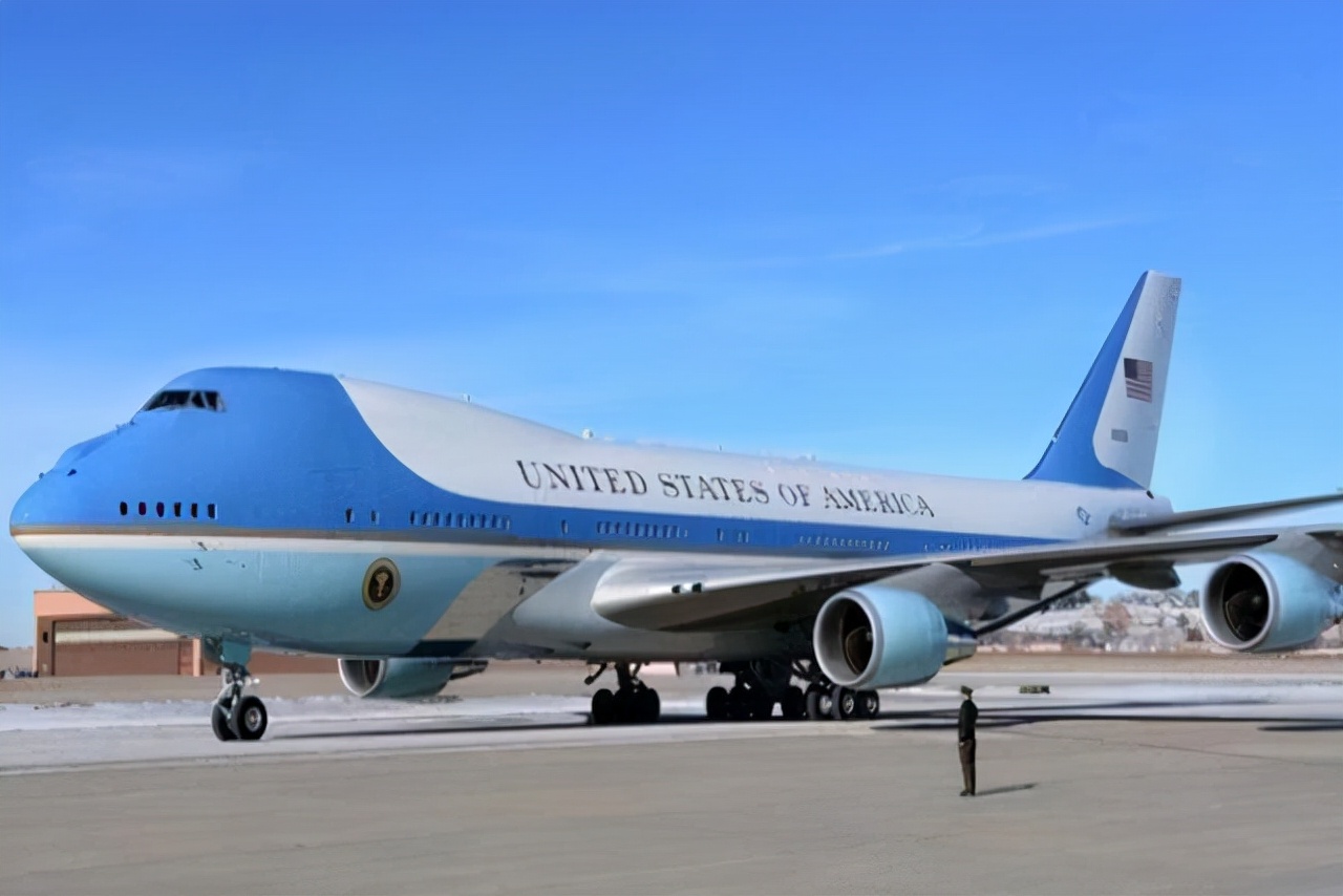 美国总统座驾“空军一号”，有多特别？为何被称为无法击落的飞机