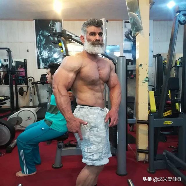 伊朗62歲大叔，鬍子發白仍保持健碩肌肉，擁有粗壯手臂力量強大