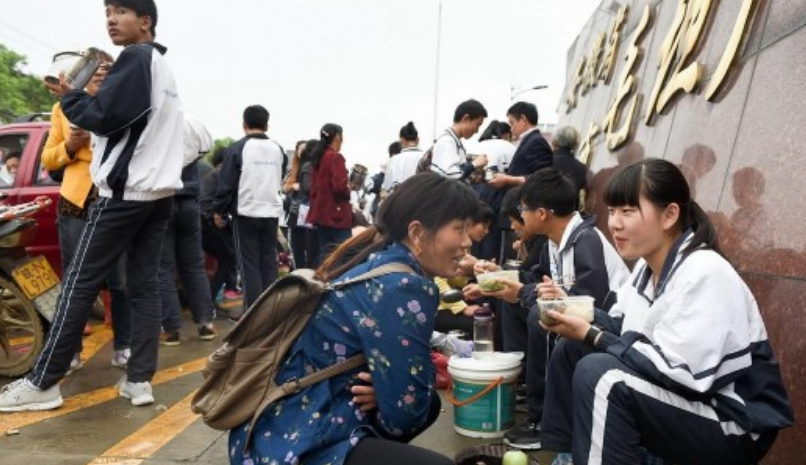 高中校门口成“野餐基地”，家长送饭被质疑，这是在养“巨婴”？