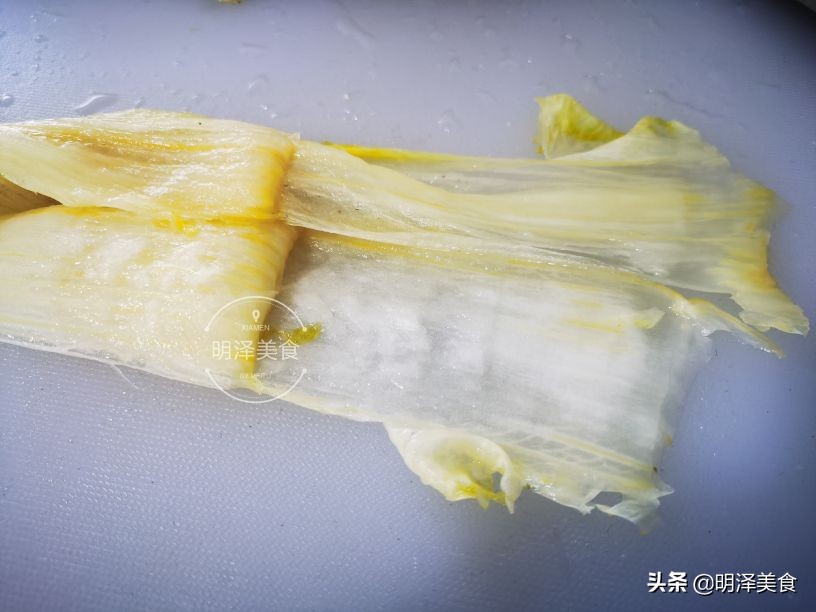 腌东北酸菜，过程非常简单，腌上满满一缸，吃杀猪菜就不愁了