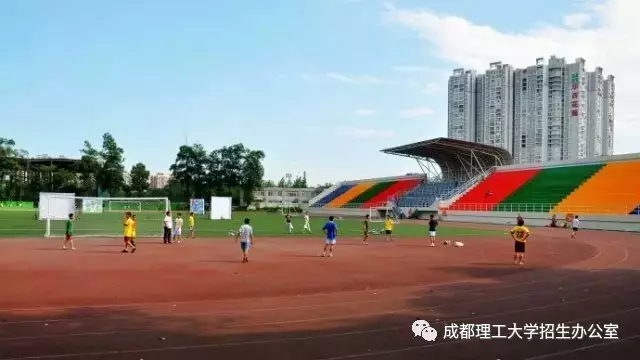 成都超“火”高校：占地2890亩，坐拥4大网红食堂，获人民日报关注！