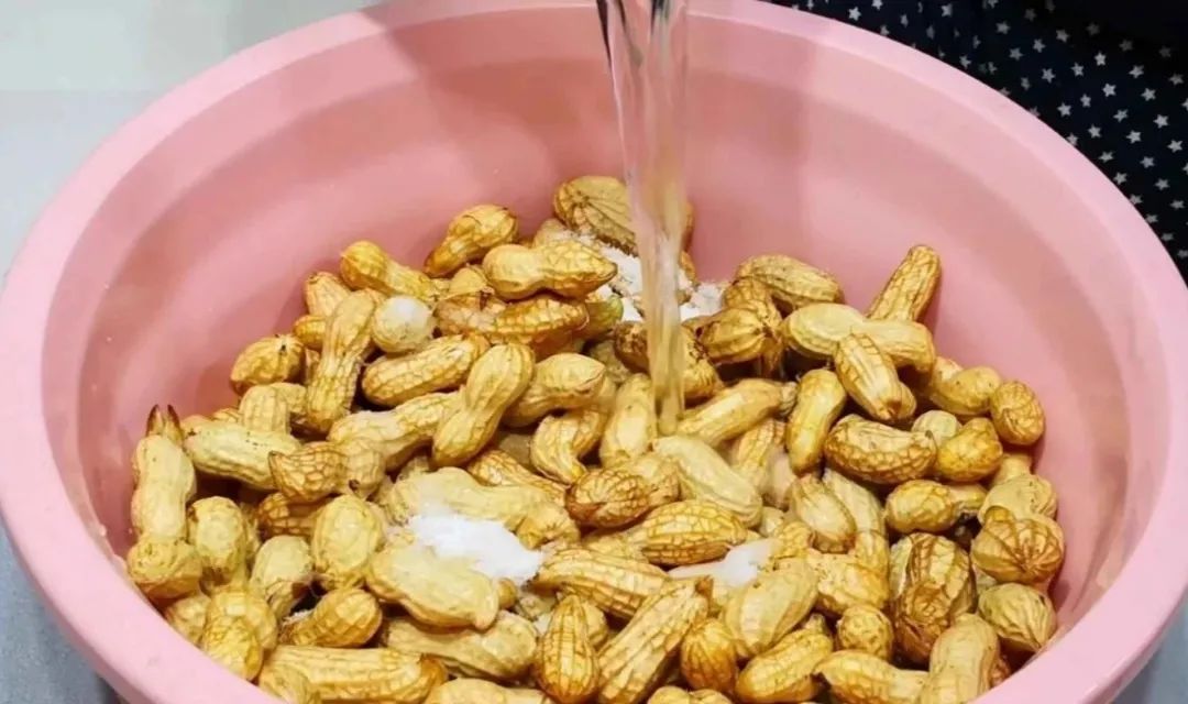 水煮花生，禁忌直接加盐，记住多加这三步，煮花生既香又入味