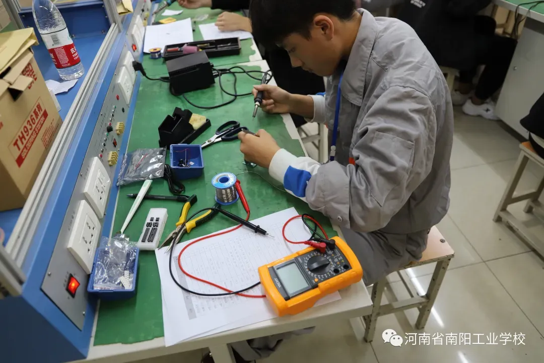 南阳工业学校，国家级重点中专招生，工业机器人，跨境电商专业