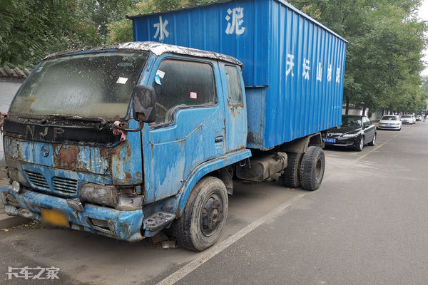 車身破爛不堪，駕駛室舉升已銹死，這臺(tái)南駿輕卡身份是個(gè)謎