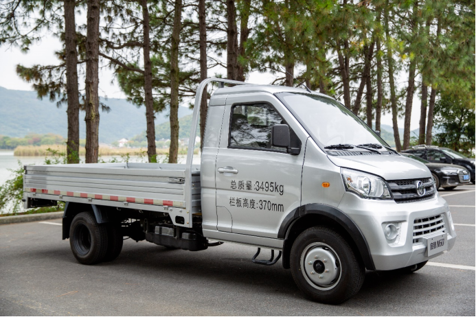 新龍馬汽車回歸商用車“重走紅色路”雙車齊發(fā)鼓士氣