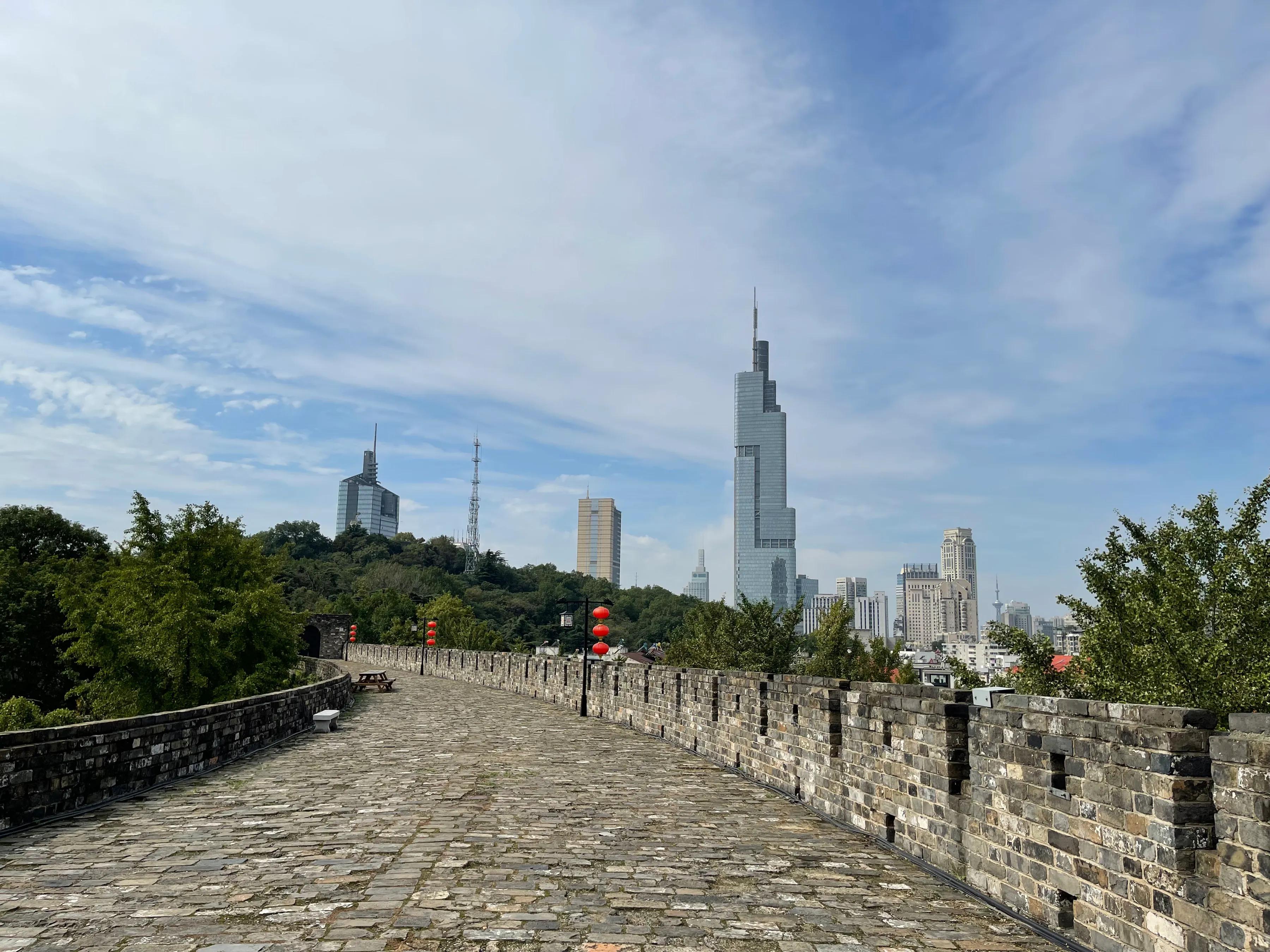 《秋日登南京城墙有感》