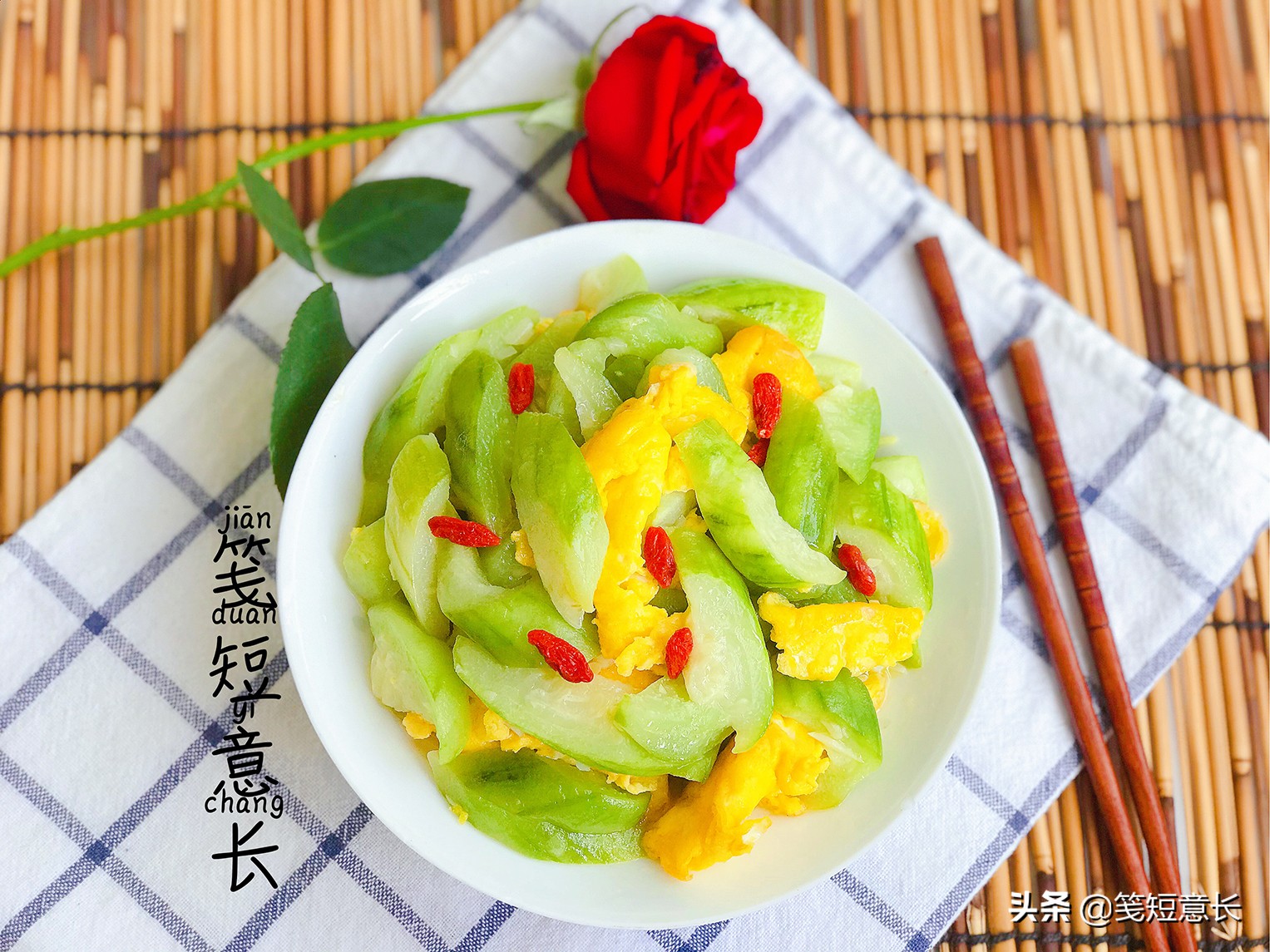 炒丝瓜时怎样做才能颜色翠绿不发黑，窍门很简单，总还有人记不住