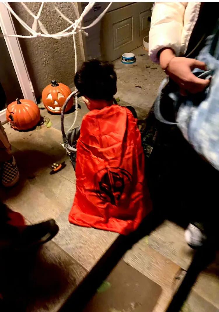 陈妍希母子万圣节手牵手去讨糖，4岁星星像爸爸，和小酒窝是朋友