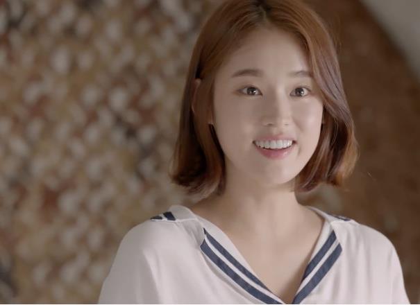 酱油,有露脸但却没有爆红,处女作是在《学校2015》里出演素英的小跟班