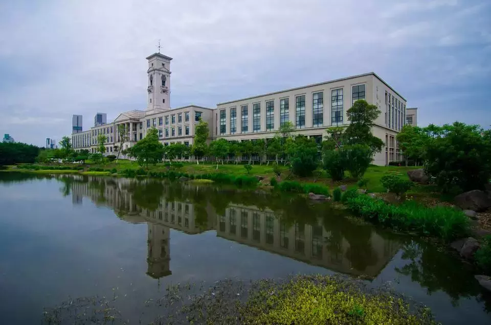 一年学费18万！中国最贵大学排行榜！上这么贵的大学有必要吗？