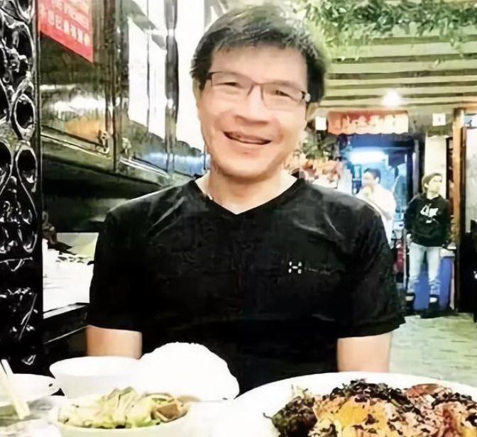 2015年，一名香港教授将2个瑜伽球放入车内，毒死了妻子和女儿