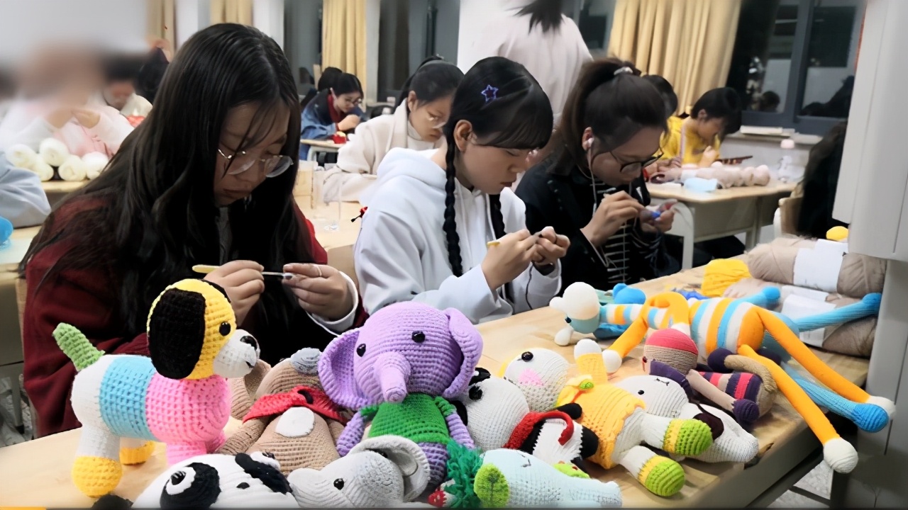 西北师范大学搞“毛线课”，众多学生纷纷报名，学生：没啥事玩呗