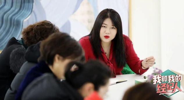 杨天真又红了？拍视频带货自己做艺人，为瘦脸字幕扭成S型