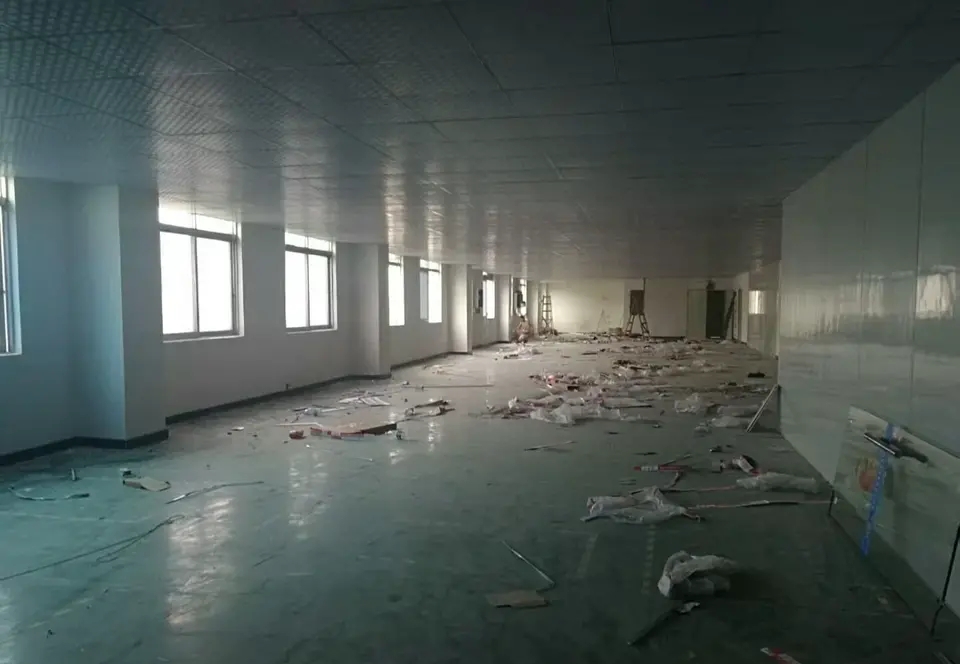 深圳某电子厂人去楼空，垃圾无人打扫，打工者看了心底凉透了