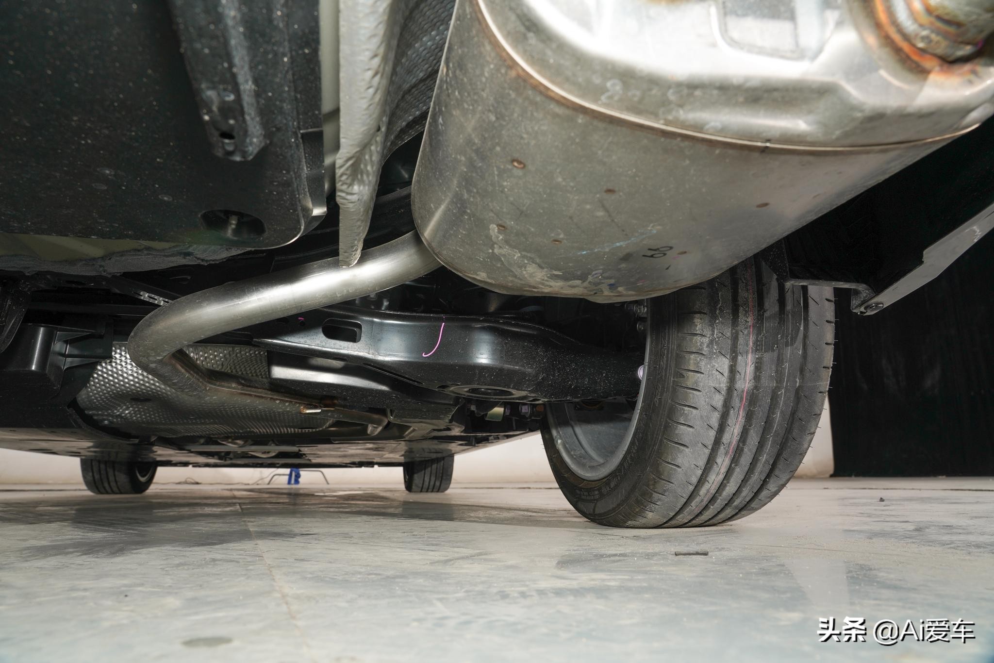 2米75的丰田三厢新家轿，凯美瑞同款2.0L动力油耗5.9L，实拍凌尚