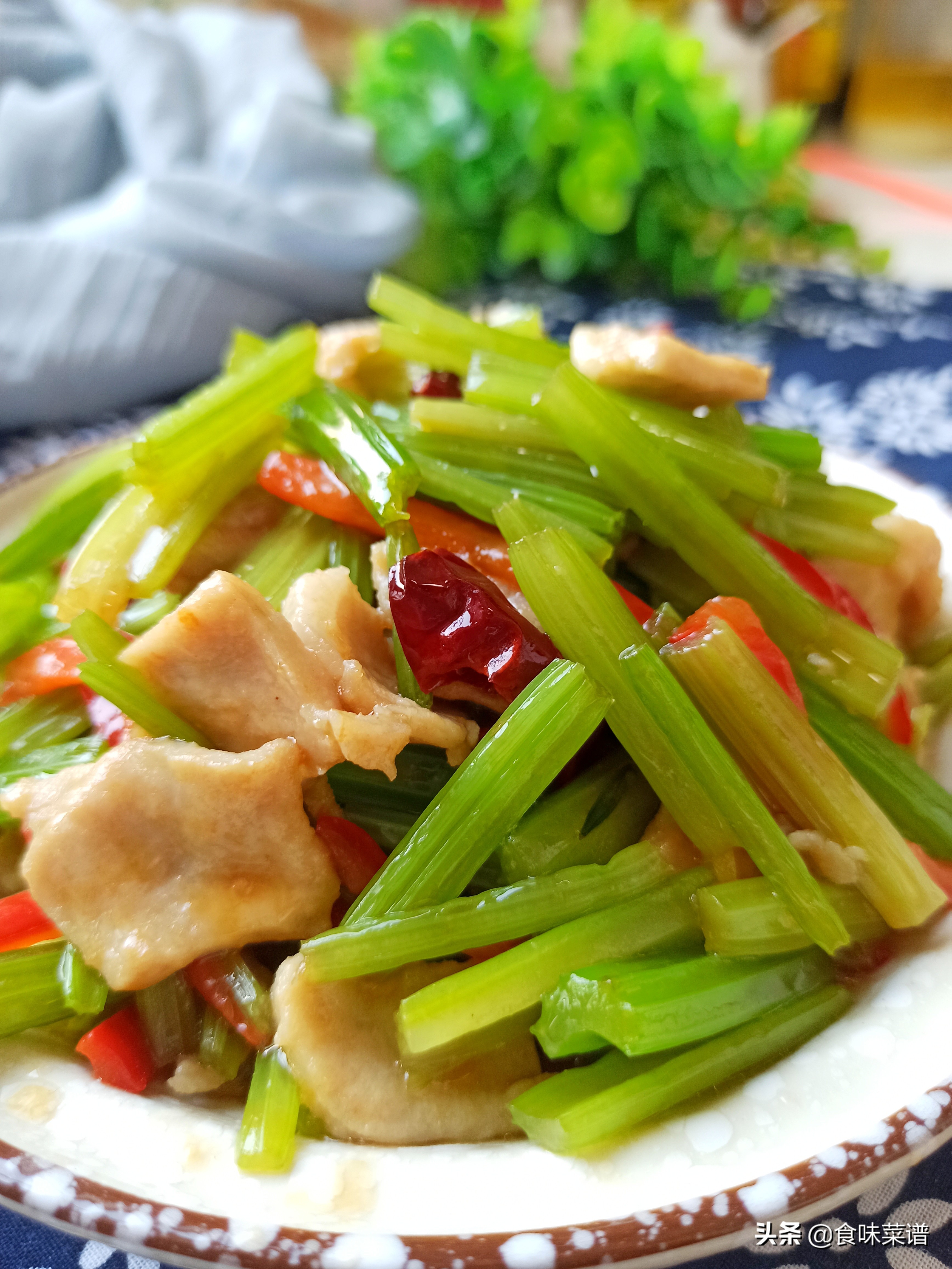 芹菜炒肉的家常做法,手把手教你,芹菜鲜嫩脆爽,肉片滑嫩入味