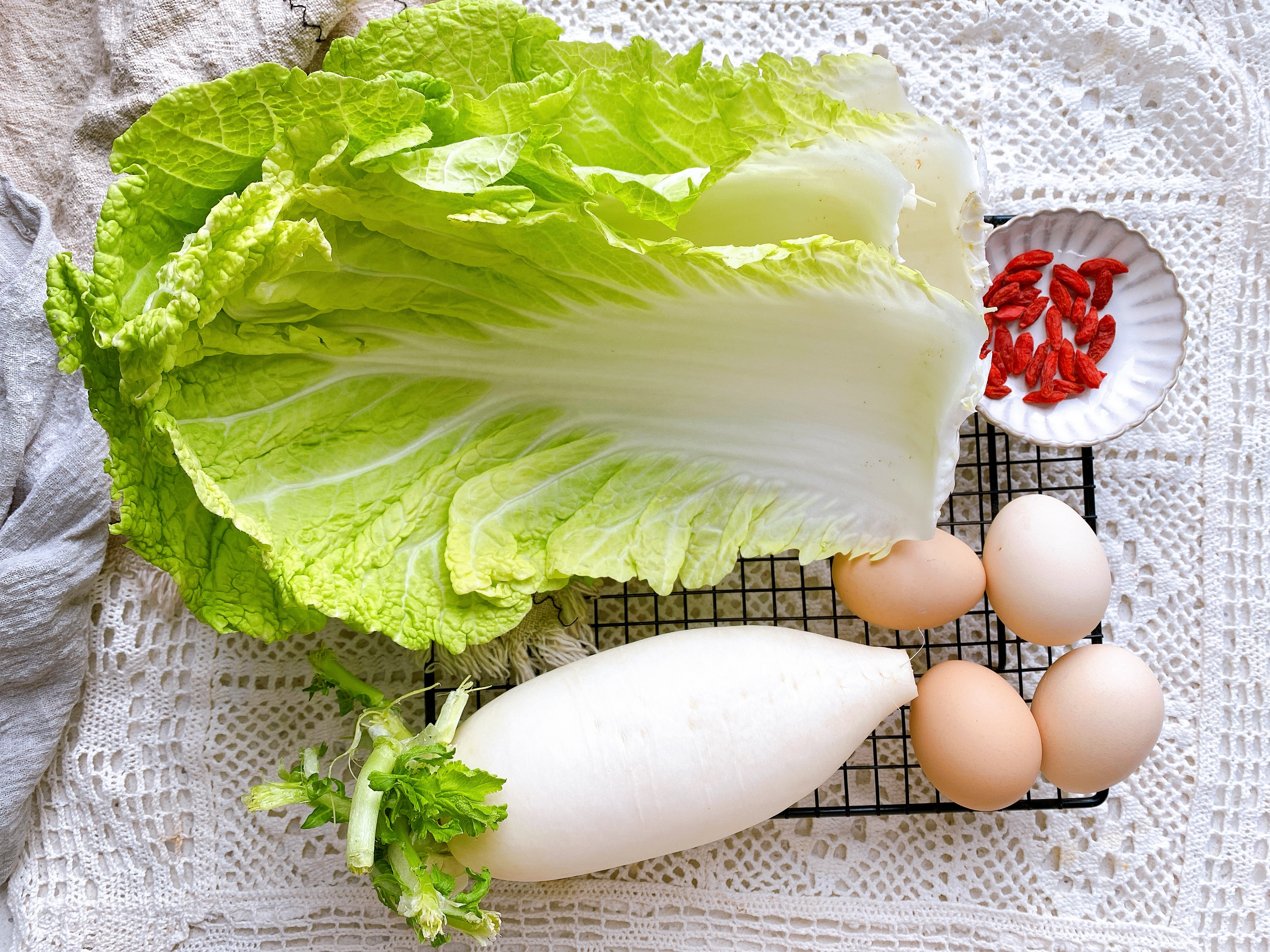 冬天要多喝这“2白汤”，荤素搭配，汤色浓白不油腻，10分钟完成