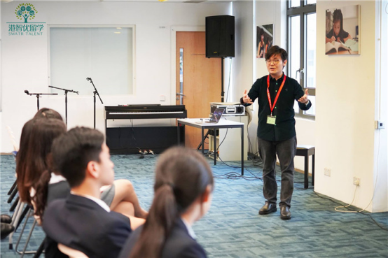 你以为香港哈罗老师只会教书，那就错了，他们还教学生如何起飞