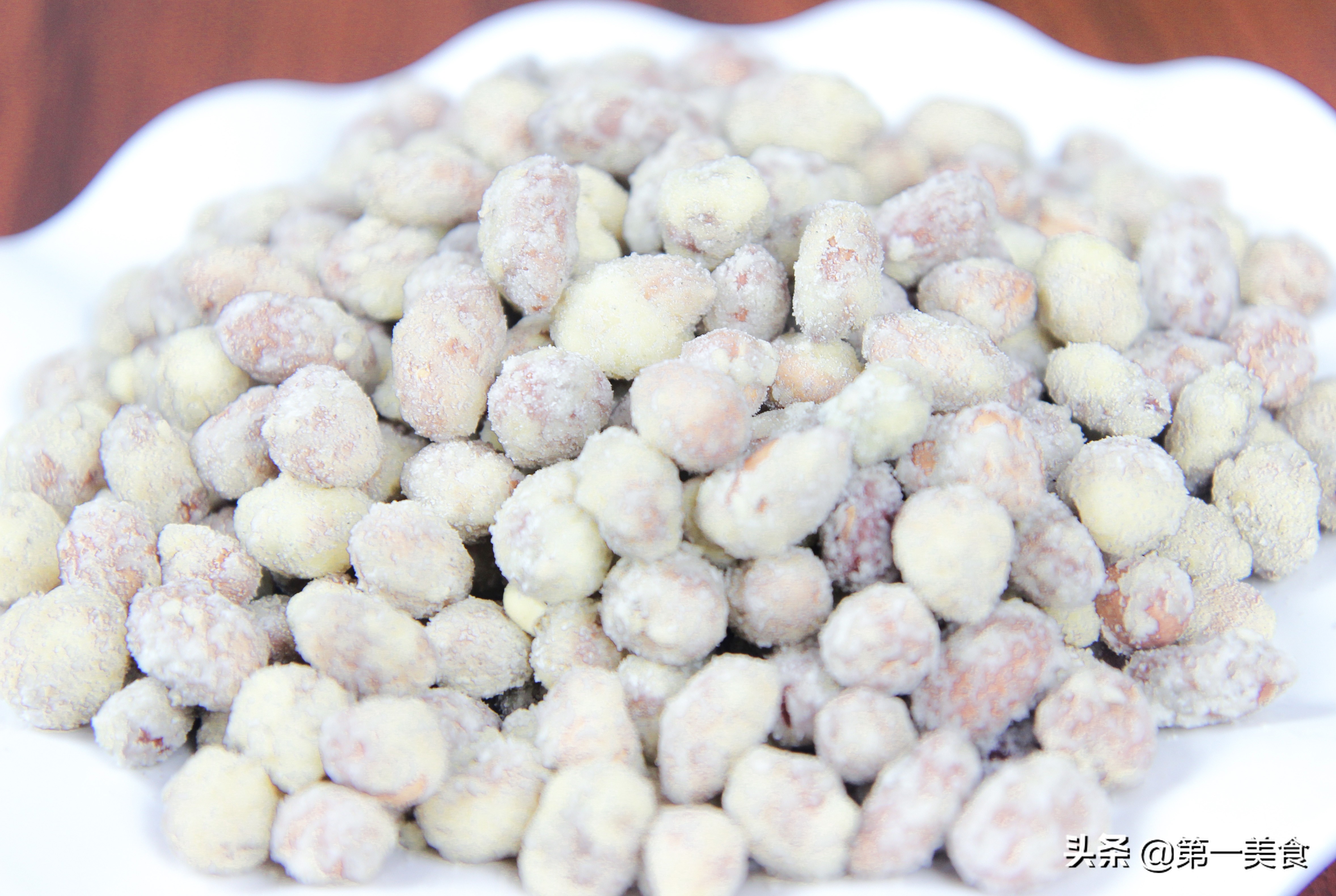 挂霜花生米的简单做法(厨师长分享挂霜花生米的家常做法)-君心之家