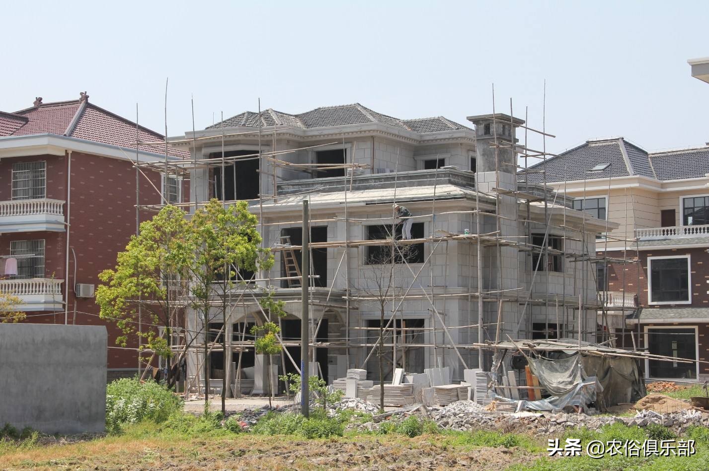 不贴瓷砖情况下，如何省钱又美观的处理外墙？3种方法供农民借鉴