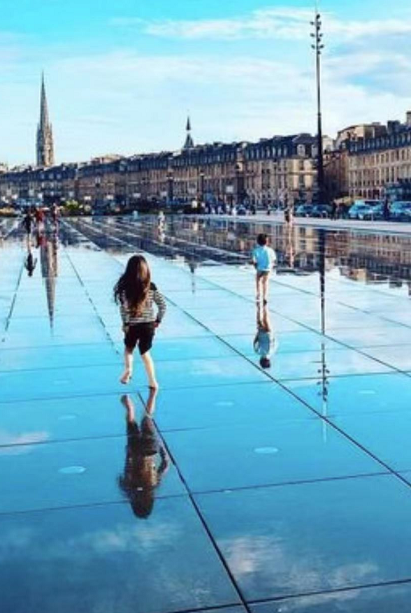 周杰伦晒儿女开心玩耍照，6岁海瑟薇长发飘飘好淑女，小长腿初现