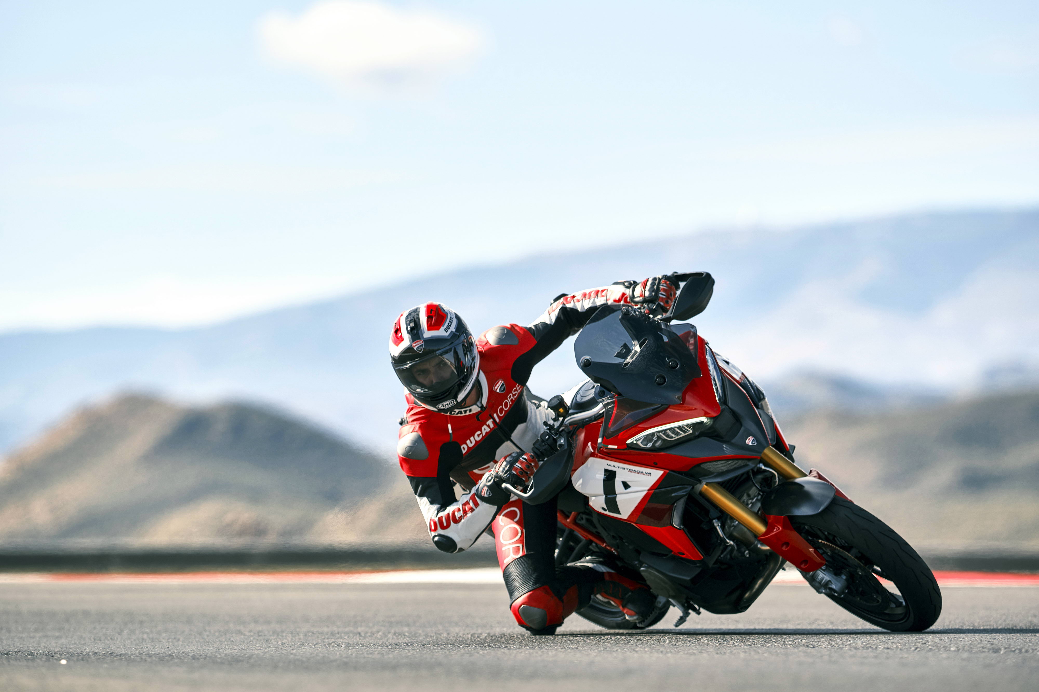杜卡迪 2022 Multistrada V4 派克峰版 户外特写