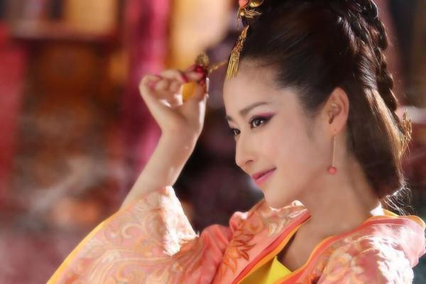 她是有着华人血统的外国王后，因不亲近日本感情破裂，抑郁而终