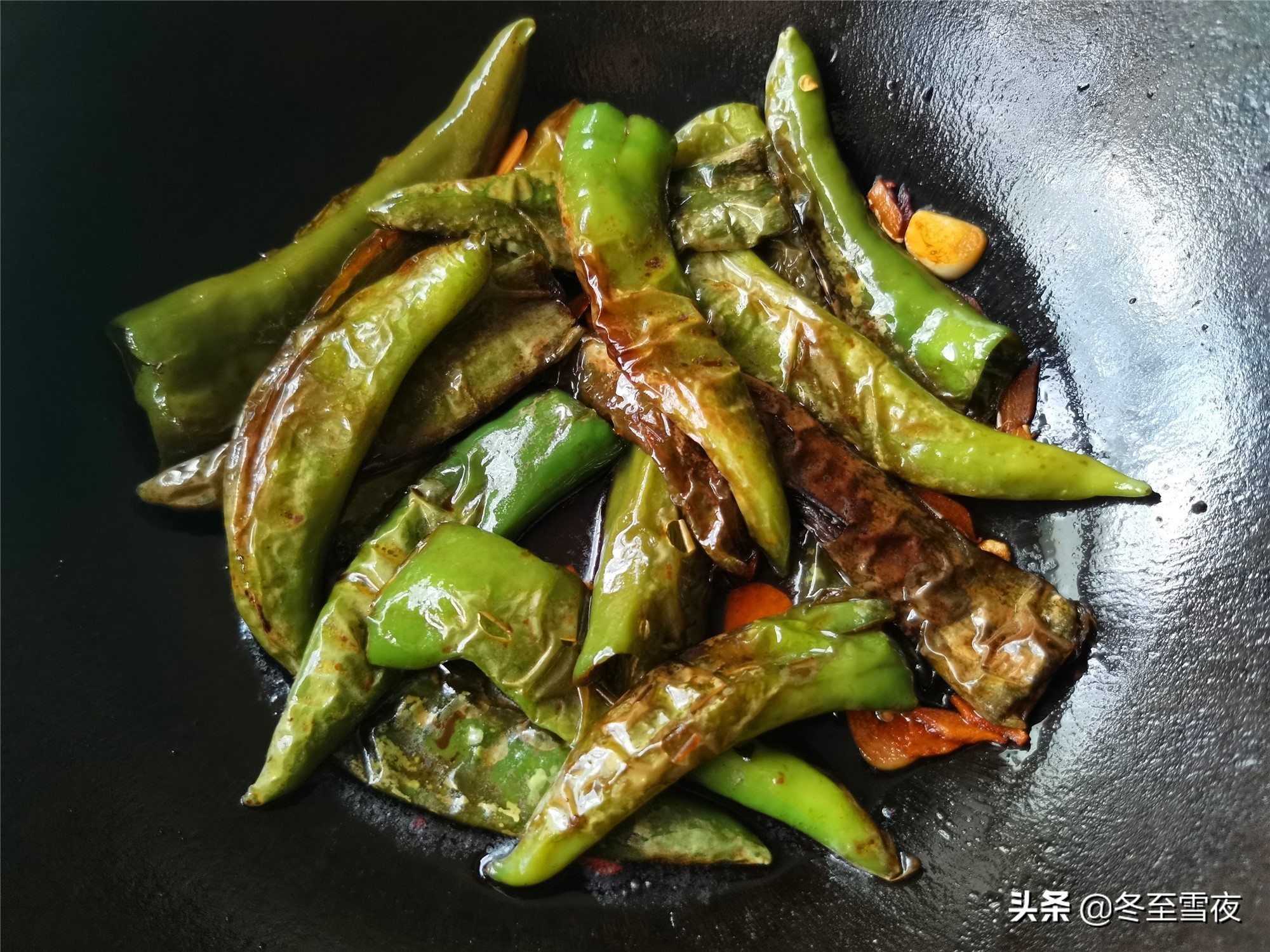 家常油焖尖椒的做法，不用过油，香辣入味，开胃下饭，比炒的好吃