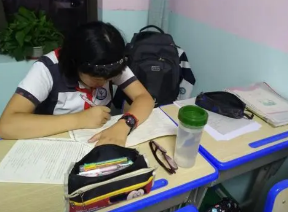 小学生作文《祖国》走红，短短3行25个字，令不少网友感动