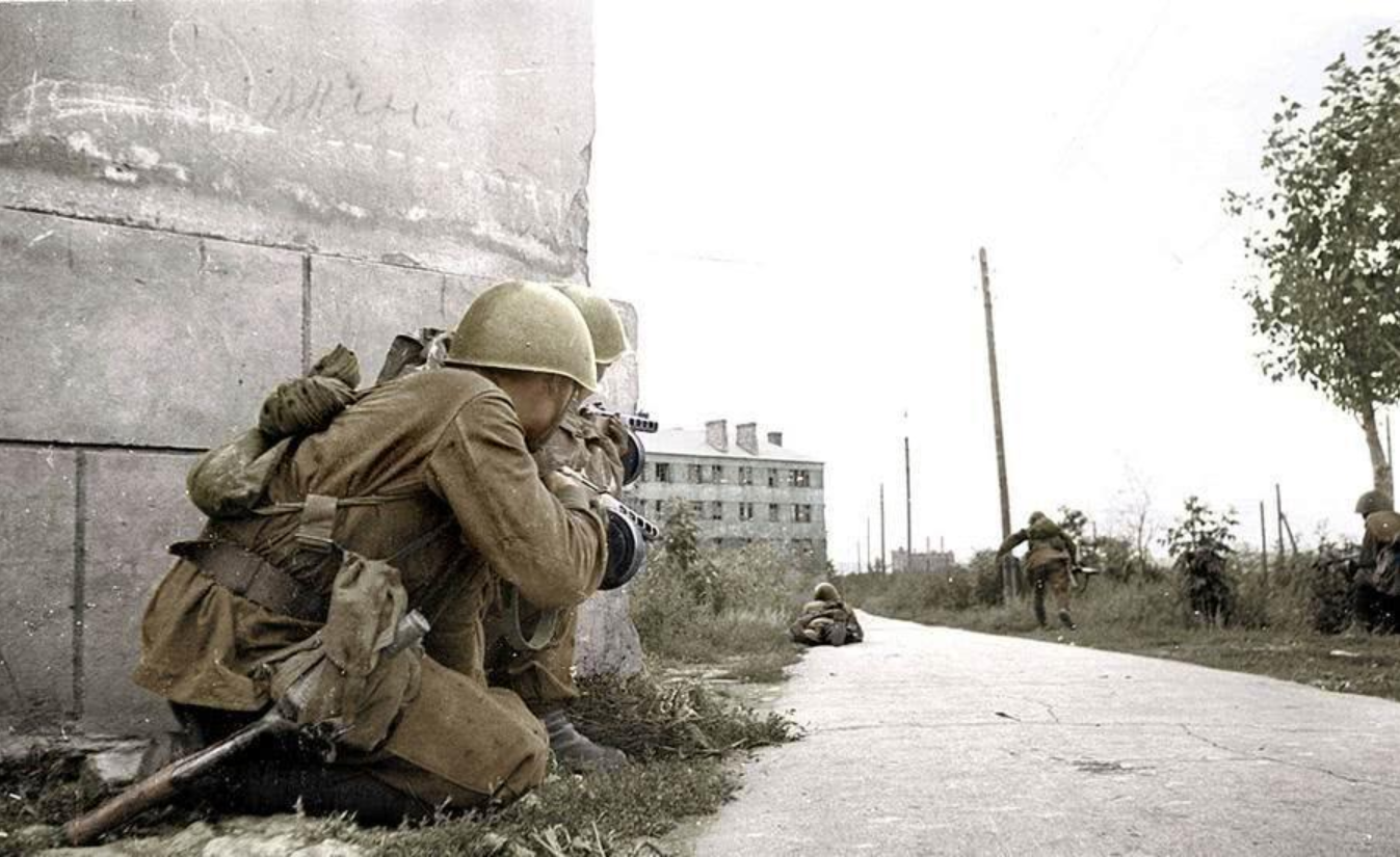 近代战争中，士兵的腿上为何要缠上绑腿？小小一条布带，作用真多