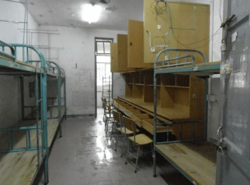 全国“寒碜”大学宿舍走红，环境堪比荒野求生，部分图片引起不适