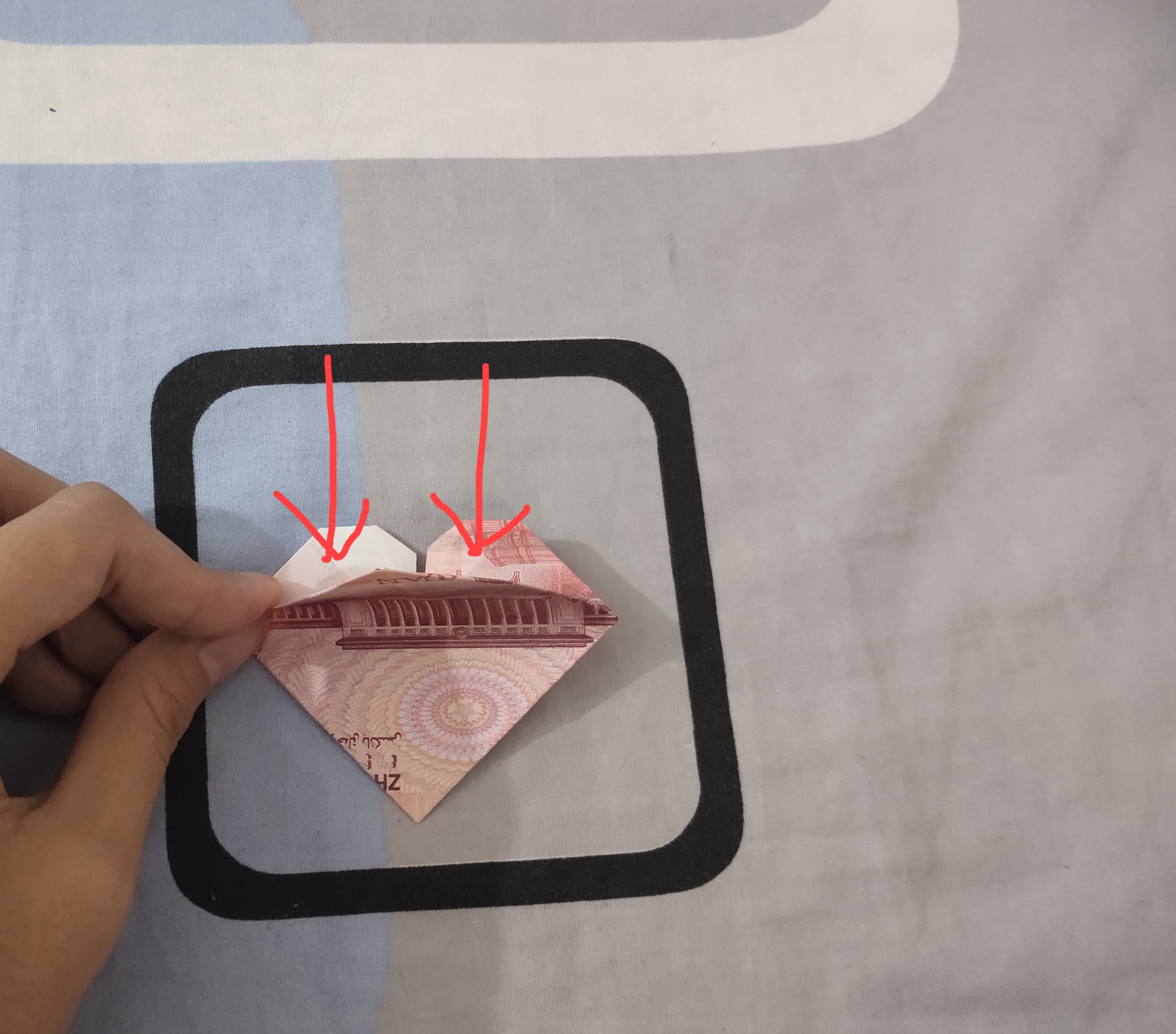 100元折爱心的步骤图解小朋友都能学会的教程