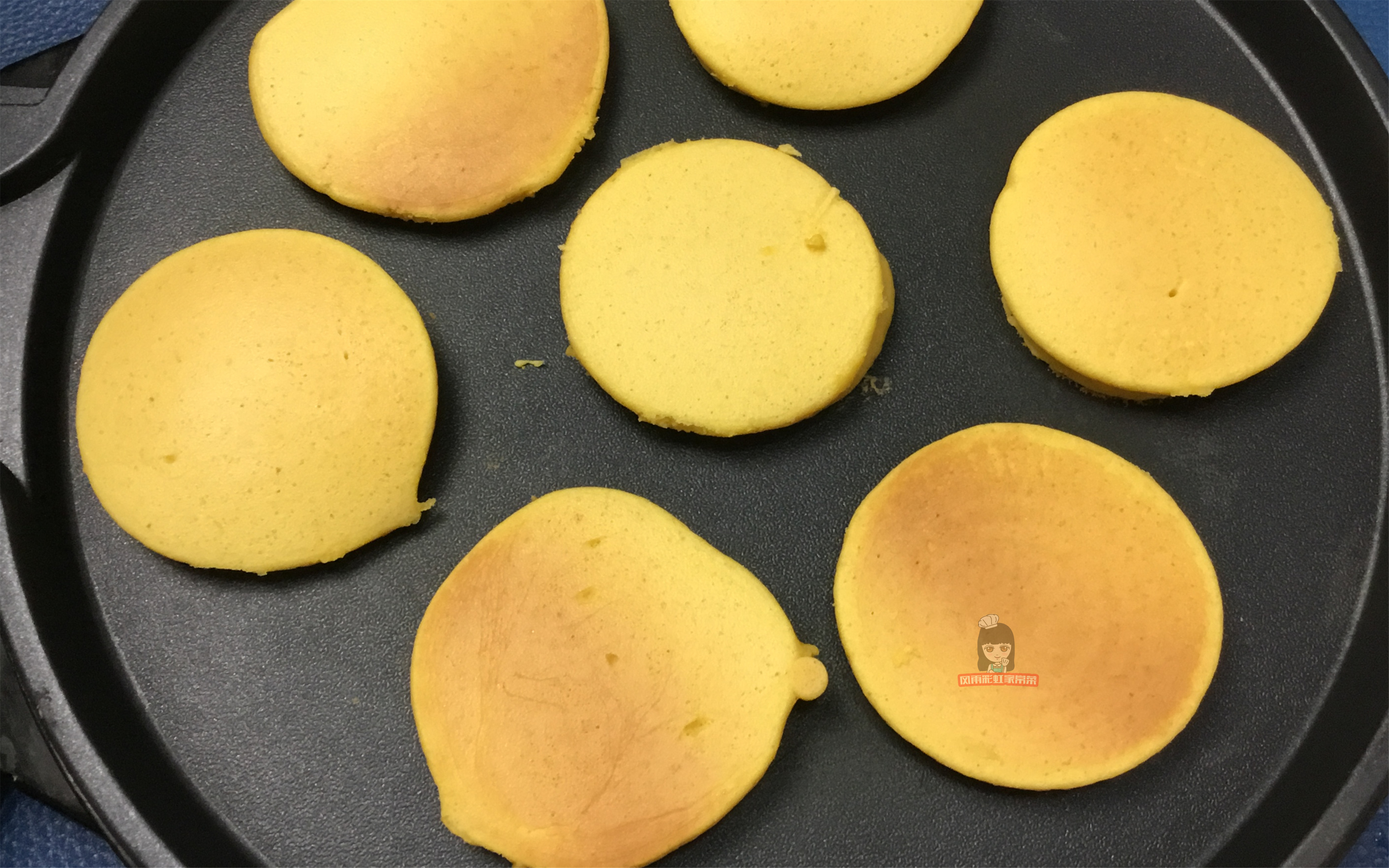两个鸡蛋，一杯玉米粉，教你做香甜松软玉米饼，孩子们抢着吃